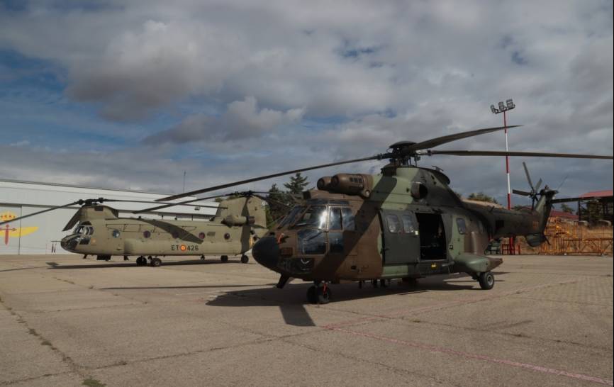 En primer plano, un Airbus Helicopters AS532 “Cougar” del Batallón de Helicópteros de Maniobra IV.