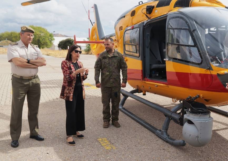 La ministra de Defensa atiende las explicaciones de un miembro del BHELEME II, que le da acerca de la cámara electroóptica e infrarroja L3Harris, que equipa a su EC135.