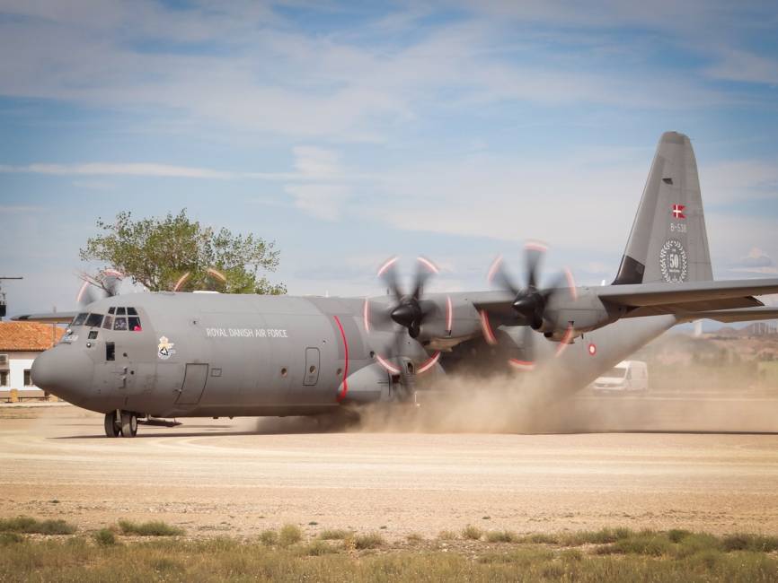 Un C-130J-30 Súper Hércules de la Fuerza Aérea de Dinamarca levantando una nube de polvo con sus cuatro motores en Ablitas. (foto: Esteban Maiza)