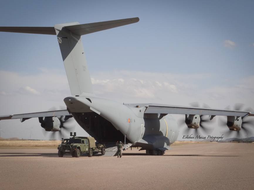 Un A400M del Ala 31 descargando una pieza de artillería ligera remolcada por un VAMTAC, ambos de la BRIPAC. (foto: Esteban Maiza)