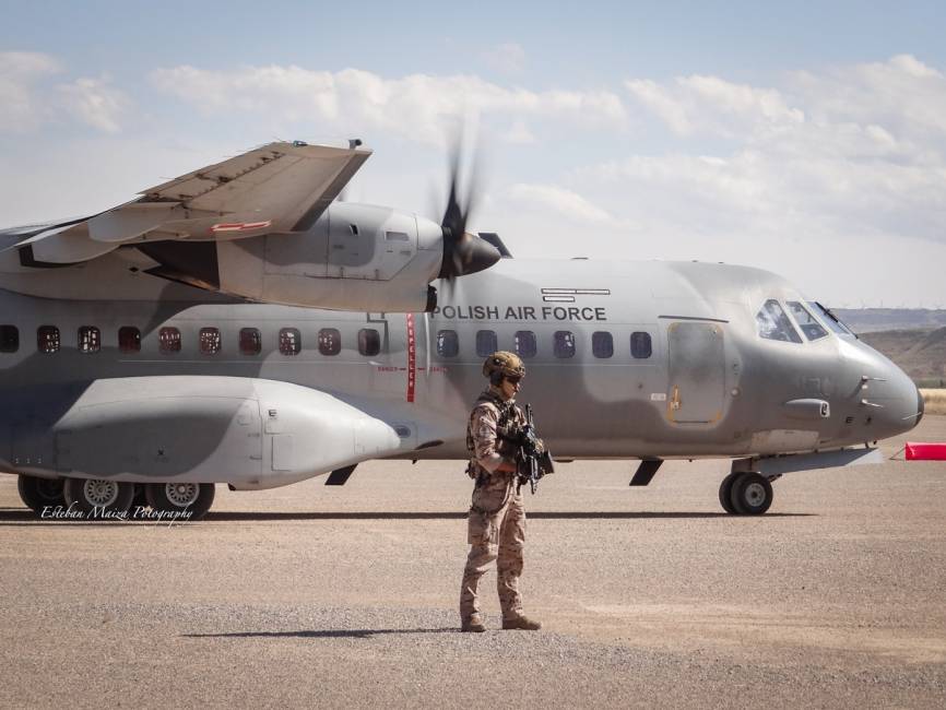 Un AMPT del EADA asegurando la zona de operaciones de un C-295 de la Fuerza Aérea Polaca. (foto: Esteban Maiza)