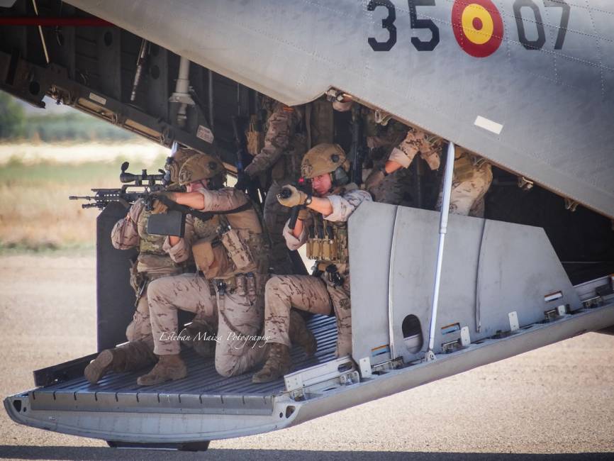 Un equipo AMPT del EADA en la rampa de un C-295 español. (foto: Esteban Maiza)