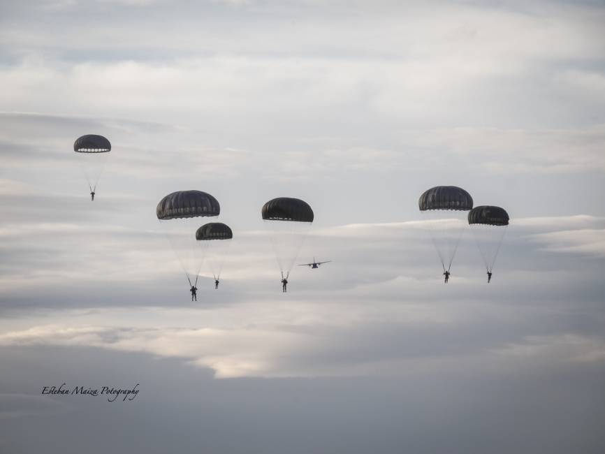 Paracaidistas después de un lanzamiento en automático desde un C-295 del Ala 35. (foto: Esteban Maiza)