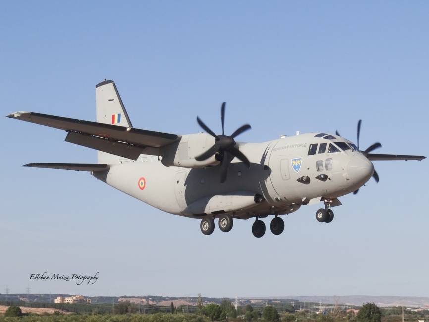 El C-27J rumano ejecutando una baja aproximación a Ablitas. (foto: Esteban Maiza)