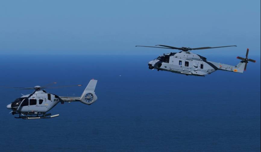 El H135 (delante); detrás podemos ver el de transporte naval táctico NH90. (Foto Julio Maiz)