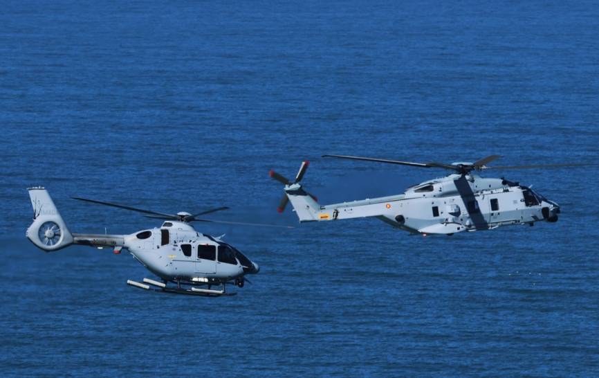 Detalle de la parte delantera del NH90 de la Armada durante su vuelo en las inmediaciones de la ciudad de Cádiz. (foto José Antonio Almarza)