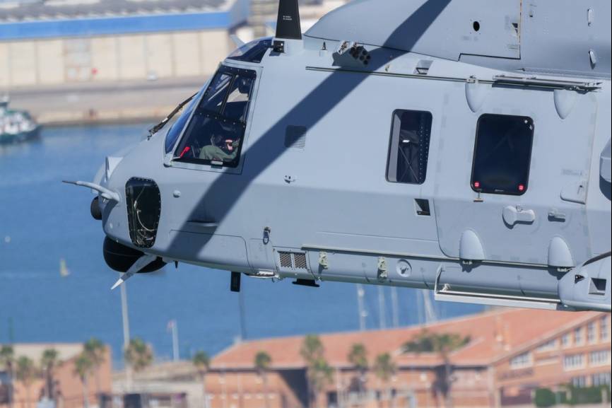 Uno de los NH90 de la Decimocuarta Escuadrilla en vuelo; al fondo se aprecia el gaditano puente José León de Carranza. (Foto: José Antonio Almarza)