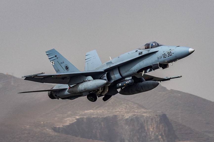 La primera línea de defensa la dan los aviones de combate, como este EF-18M del Ala 12, desplegado en la Base Aéreo de Gando. (Foto: Antonio Rodríguez Santana)