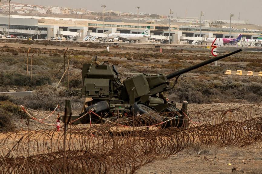 La pieza de artillería antiaérea 35/90 GDF-007 del Ejército de Tierra español, al fondo se ve el aeropuerto de Gando (Gran Canaria). (Foto: Antonio Rodríguez Santana)
