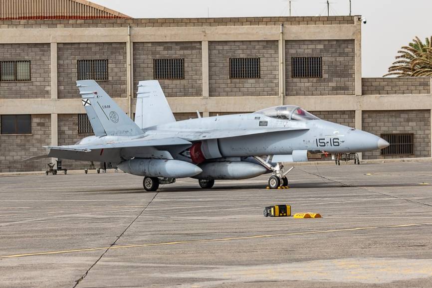 Otro de los aviones de combate EF-18M desplegados en Gando (Gran Canaria), en este caso del Ala 15. (Foto: Antonio Rodríguez Santana)