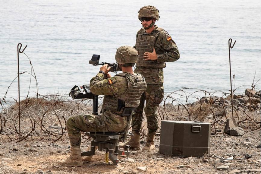 Artilleros asignados a la Unidad de Defensa Antiaérea (UDAA) III-73, apuntan su sistema antiaéreo “Mistral”, en el que no está puesto el misil. (Foto: Antonio Rodríguez Santana)