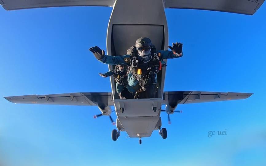 Operadores de la UEI realizando un salto desde un C212 AVIOCAR. Ésta aeronave junto con el CN295 y el AIRBUS A400 han sido las plataformas de ala fija utilizadas en este ejercicio.