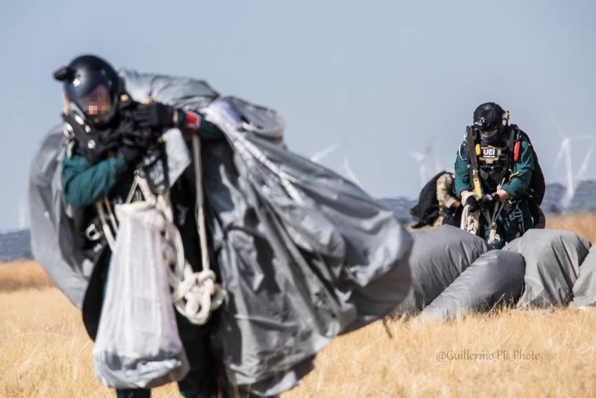 Inserción en zonas rurales de dificil acceso,a áreas urbanas confinadas o saltos al agua serían la finalidad de estos adiestramientos.