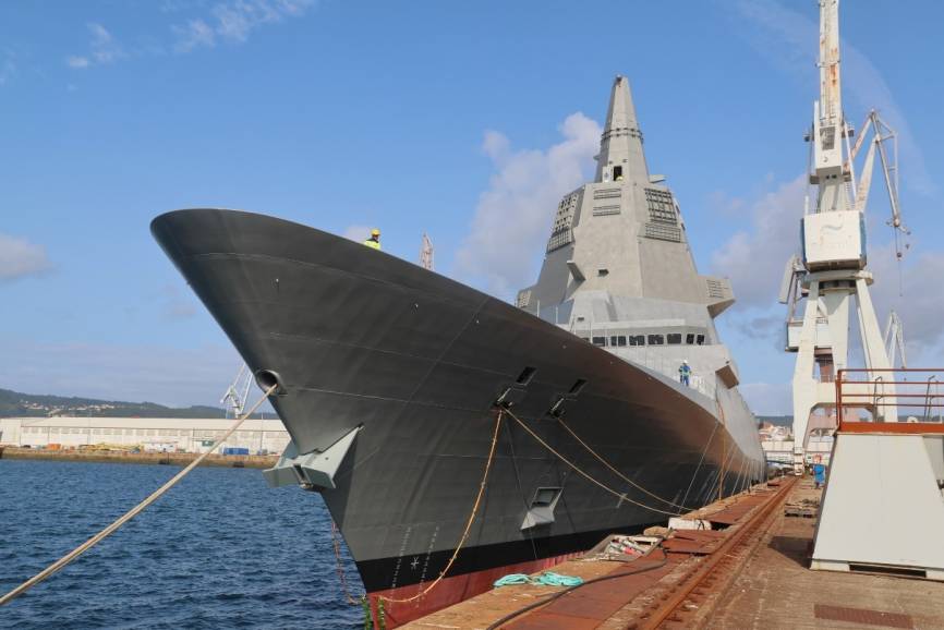 La nueva fragata “Bonifaz” en los muelles de la planta de Navantia, donde se la remolcó tras su botadura la tarde del 11 de septiembre.