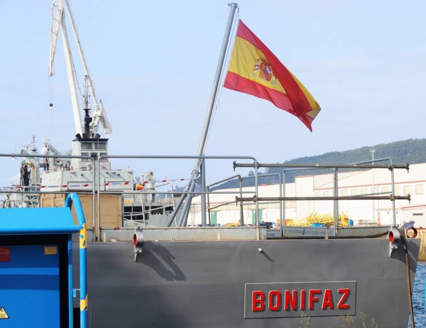 Vista de popa de la fragata “Bonifaz”, donde se aprecia el nombre del navío, en cuyo mástil ya ondea la bandera de España.
