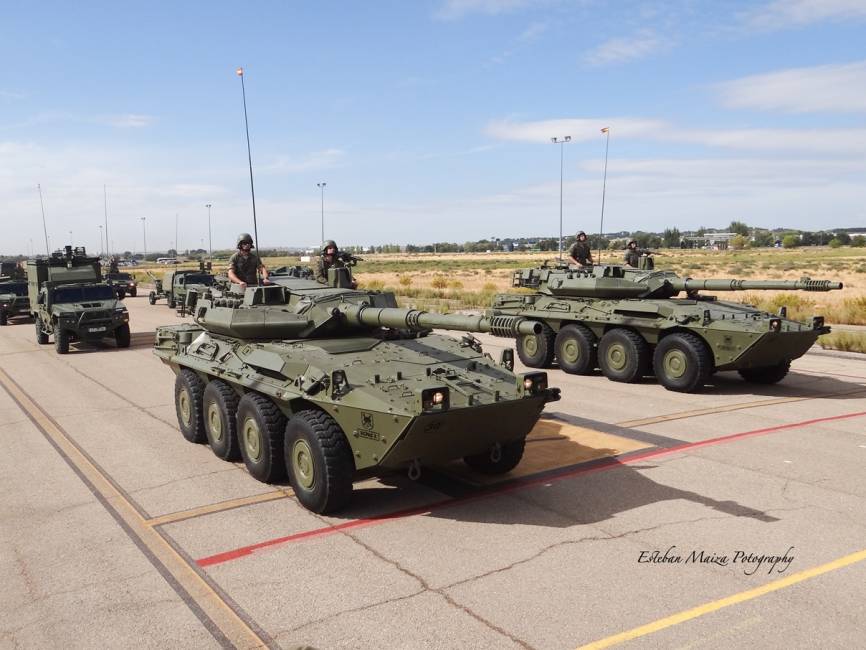 Entre los pocos medios acorazados que participaron este año se encuentran estos dos vehículos Centauro. (foto: Esteban Maiza)