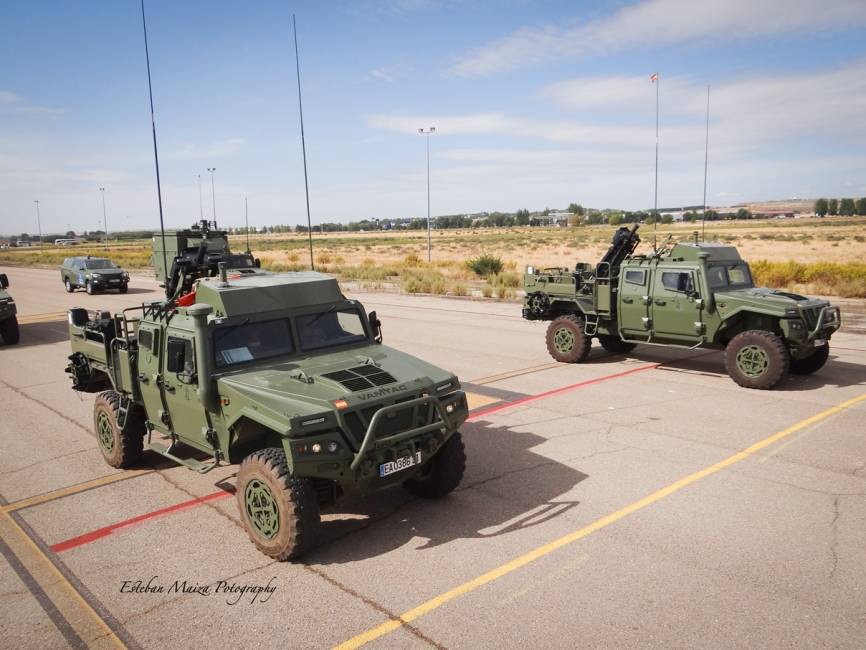 Una de las novedades del desfile fueron los VAMTAC de la versión que integra el mortero EIMOS, de reciente adquisición en las Fuerzas Armadas (participaron dos del EADA y uno de la BRIPAC). (foto: Esteban Maiza)
