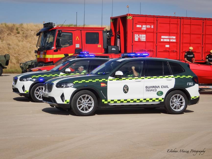 También de la Guardia Civil participaron sus nuevos y flamantes coches patrulla de tráfico BMW. (foto: Esteban Maiza)
