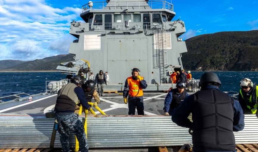El traslado de materiales desde un OPV por medio aereo facilita los movimientos.