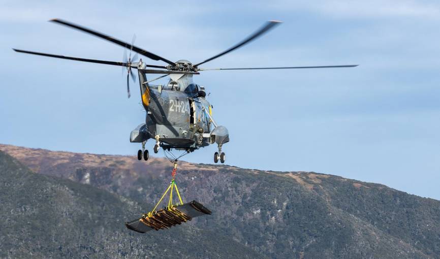 Algunos puestos son reabastecidos por medio aereo mas especificamente con helicopteros Sea King.