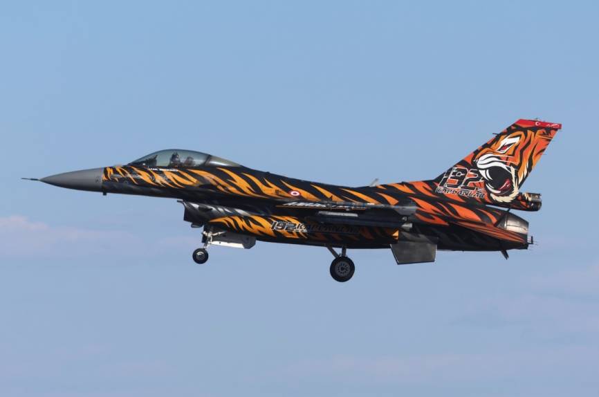 Los turcos no podían faltar, operando su actual avión estándar de combate, el F-16.