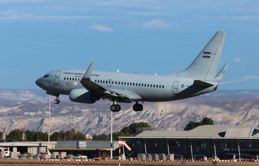 Poco antes de la llegada de los aviones de combate F-16, aterrizó en Zaragoza un Boeing 737 de la FAA que transportaba a los mecánicos. (defensa.com)