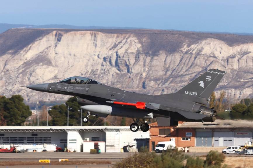 En este primer lote de seis F-16 figuran cuatro biplazas y dos monoplazas, incluido el M-1020. (defensa.com)