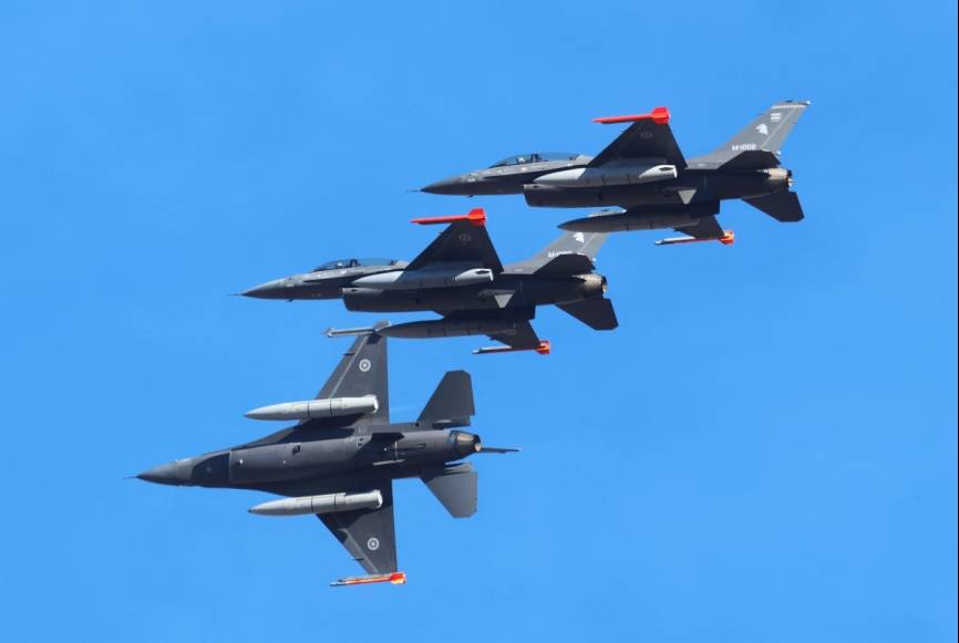 Espectacular rotura de la primera formación de F-16 argentinos a su llegada a Zaragoza. (defensa.com)