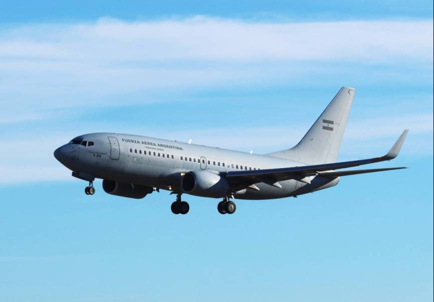 El Boeing 737-700 de la FAA, bautizado “Islas Malvinas”, durante su aproximación a la pista 30R del aeródromo de Zaragoza. (defensa.com)