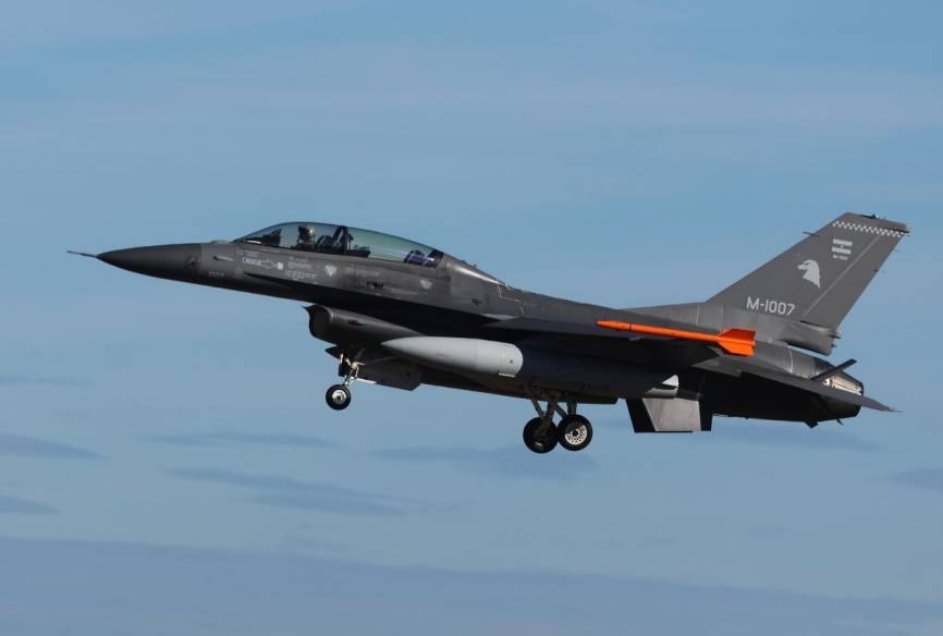 Uno de los nuevos biplazas F-16B de la FAA, concretamente el matriculado M-1007, llegando a Zaragoza procedente de Dinamarca. (defensa.com)