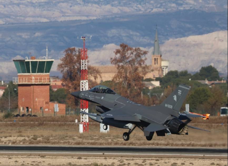 Uno de los F-16A argentinos monoplaza aterrizando en la Base Aérea de Zaragoza; al fondo puede verse la iglesia de Garrapinillos. (defensa.com)