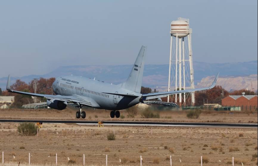 El Boeing 737 en fase final de toma en Zaragoza. Se aprecia la torre con el depósito de agua, característica de las bases construidas o adaptadas por ingenieros de los Estados Unidos. (defensa.com)