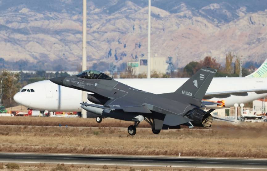 Uno de los primeros F-16A de la FAA realizando su aterrizaje en la pista 30R de Zaragoza. Al fondo se observa un carguero A330 de la compañía Mas Air. (defensa.com)