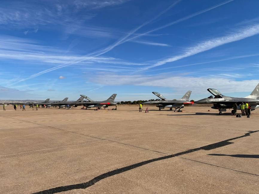 Los seis nuevos F-16 —cuatro biplazas y dos monoplazas— de la FAA, en la plataforma sur de la Base Aérea de Zaragoza. (Foto: Luis Petri)