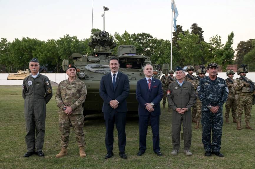 El MINDEF Luis Petri el embajador de EEUU y los jefes de las instituciones castrenses.