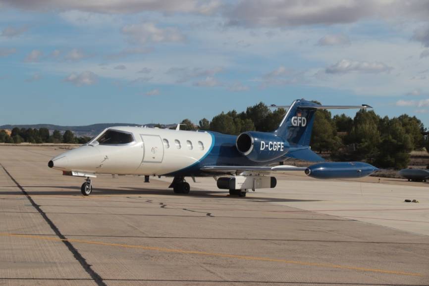 Un avión de guerra electrónica Learjet 36A “Jamkite” de la empresa alemana GFD (Gesellschaft für Flugzieldarstellung) participó en las misiones de apoyo.