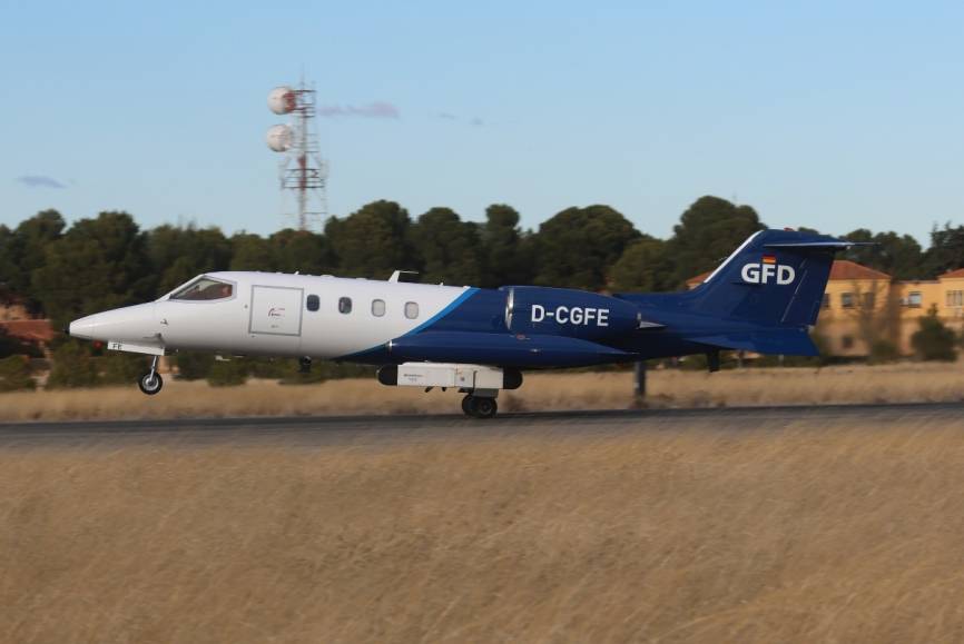 Los aviones de apoyo, como el AEW&C y el Learjet 36A “Jamkite” (en la imagen), despegan antes del inicio del COMAO.