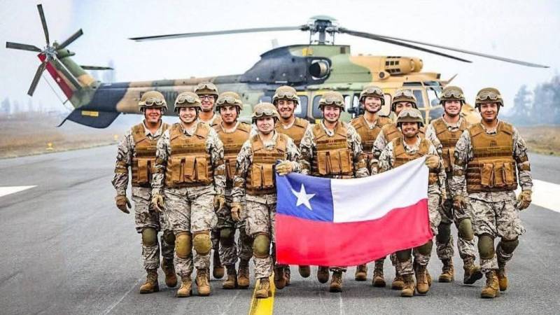 Soldados del Ejército de Chile junto a un Helicóptero AS532 Cougar. Soldados del Ejército de Chile junto a un Helicóptero AS532 Cougar.