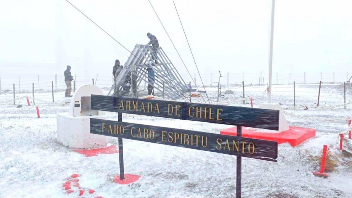 Personal Argentino retirando los paneles solares en territorio chileno, (Faro Espíritu Santo, Hito 1) en junio de2024. Personal Argentino retirando los paneles solares en territorio chileno, (Faro Espíritu Santo, Hito 1) en junio de2024.