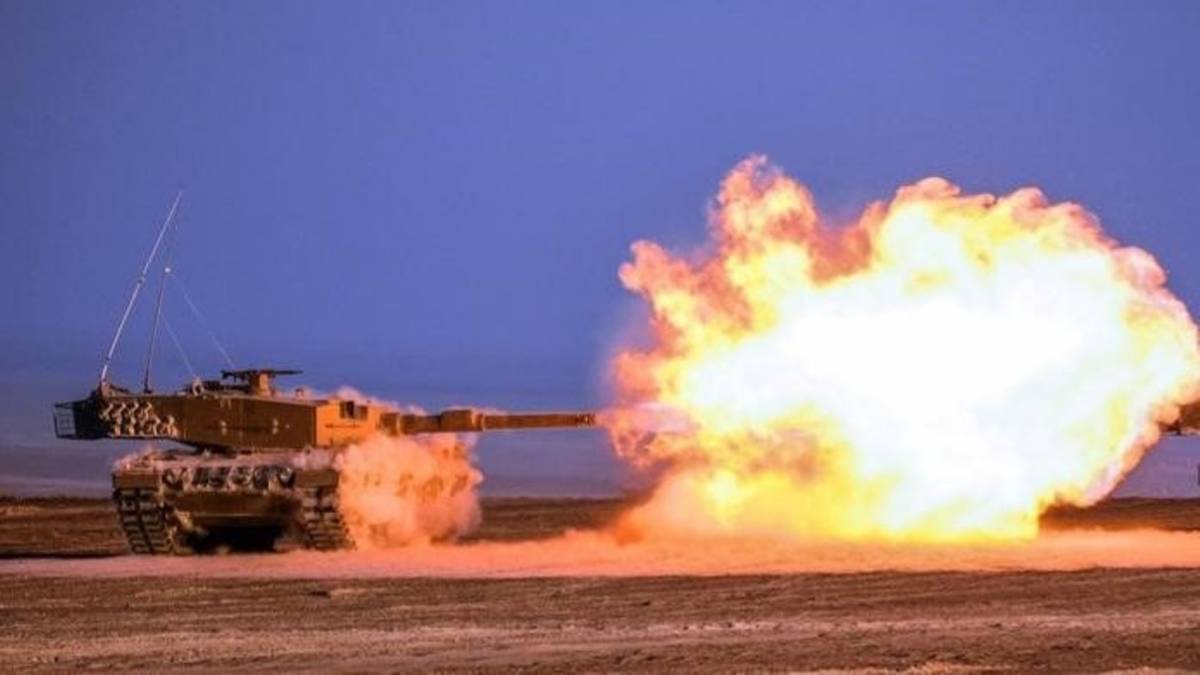 Disparo de un carro de combate Leopard 2A4 del Ejército de Chile. Disparo de un carro de combate Leopard 2A4 del Ejército de Chile.