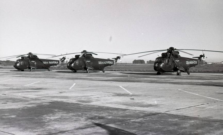 Una imagen, muy posiblemente de los años setenta del pasado siglo, se ven tres de los primeros SH-3D “Sea King” entregados al entonces Ministerio De Marina. (foto FLOAN)