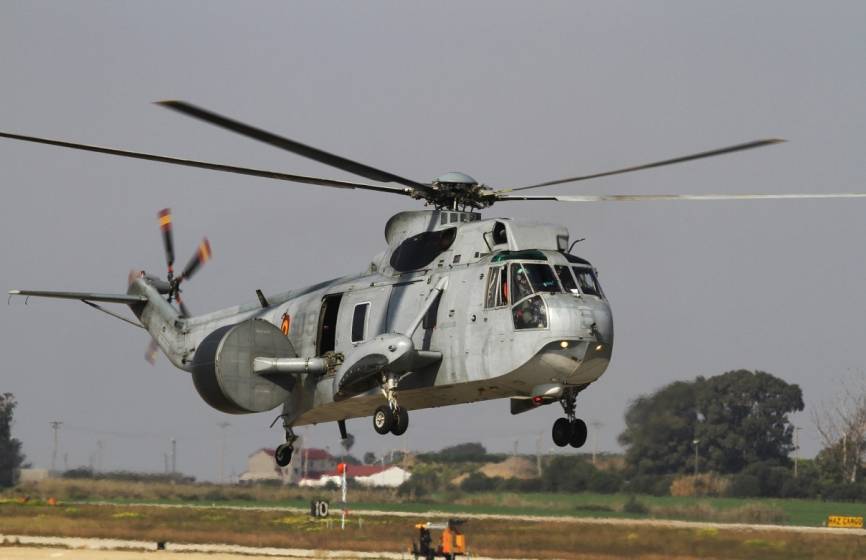 Tres de los SH-3D de la Quinta Escuadrilla fueron transformados para a mitad de los años ochenta para portar el radar Searchwater de alerta temprana (foto Julio Maiz)