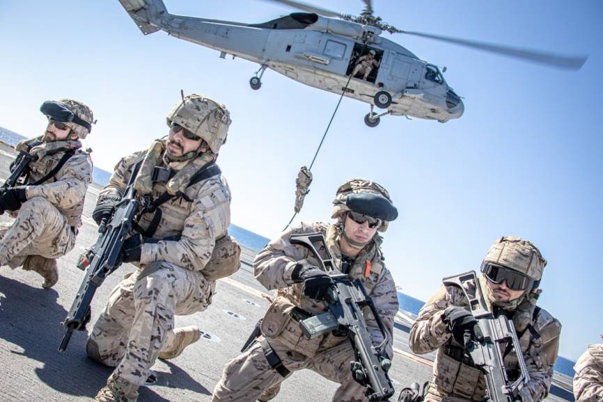 Tras la baja de la Quinta Escuadrilla, su espíritu y gran legado “sobrevive” en la Décima Escuadrilla, que sigue empleando sus antiguos SH-60F en misiones de transporte táctico principalmente en favor de la Infantería de Marina. (foto FLOAN)