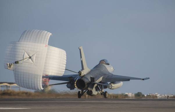 F-16 Fighting Falcon de la Fuerza Aérea de Chile (FACh) con su paracaídas de frenado desplegado (autor) F-16 Fighting Falcon de la Fuerza Aérea de Chile (FACh) con su paracaídas de frenado desplegado (autor)